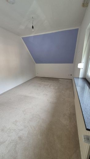Casa a schiera di testa ben tenuta con giardino recintato e posto auto coperto – Eltern Schlafzimmer