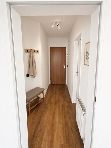 Stilvolles Wohnen auf Zeit hochwertig möblierte Wohnung, ruhig, modern & in Top-Lage, all-inclusive – Flur