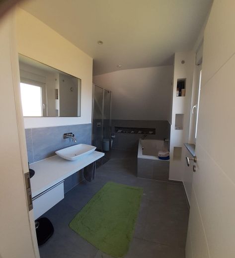 Modernes, zukunftsicheres Effizienzhaus - Wohnen, Arbeiten oder Vermieten - unverbaubare Aussicht – Badezimmer OG