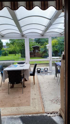 Doppelhaushälfte Einfamilienhaus, ländl. ruhige Lage doch zentral, gesamte Infrastruktur fußläufig – WZ, Wintergarten in den Garten