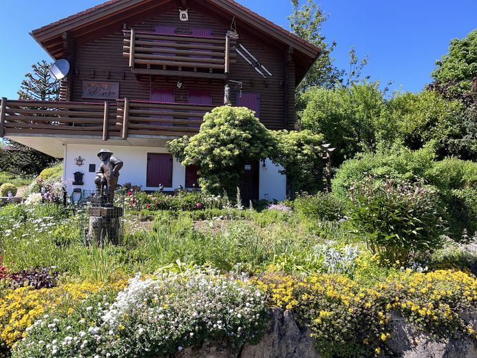 Hausansicht mit Bauerngarten