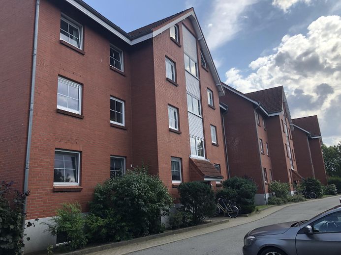 Freie Zweiraumwohnung Wismar Gartenstadt courtagefrei – Eingangsbereich mit Parkplatz