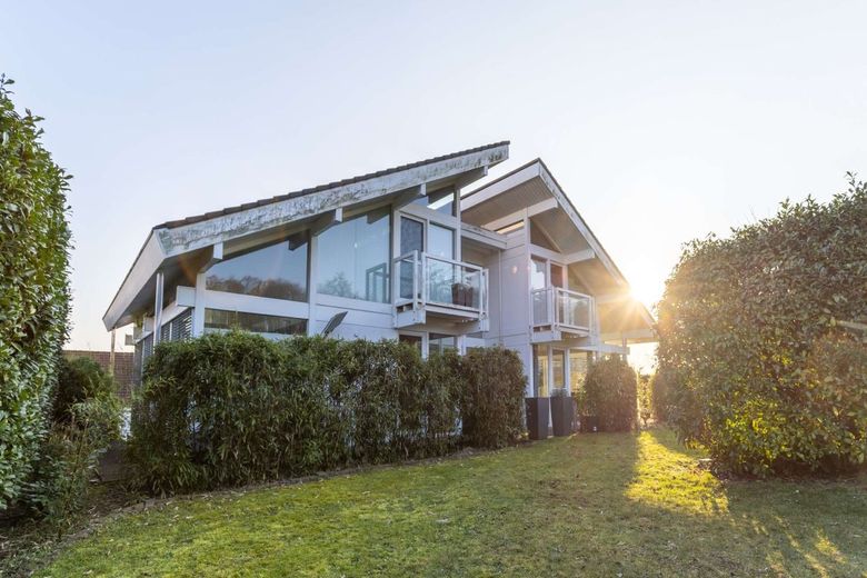 Hochwertige Design-Villa am Ortsrand – Gartenansicht 2