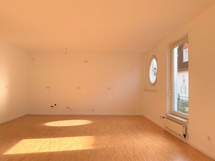 Helle 3-Zimmer Wohnung in zentraler Lage – Wohnzimmer mit Wohnküche