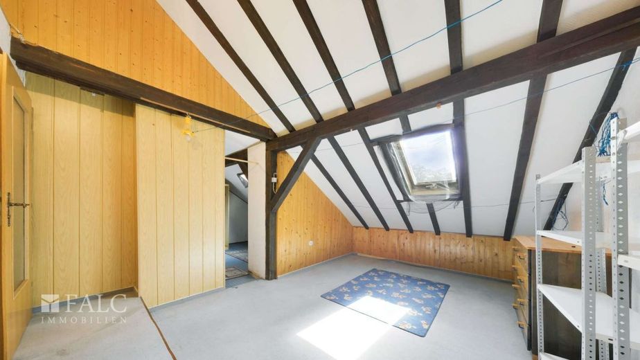 Freistehendes Familienhaus mit Wintergarten, drei Garagen und viel Platz – Studio (Ausbaureserve)