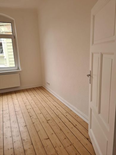 Neu sanierte, wunderschöne Altbauwohnung in zentraler Lage – Zimmer 1