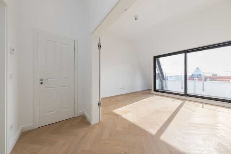 Exclusivo ático de 3 habitaciones con amplias vistas – obra nueva en la última planta cerca de Schloßstraße – Foto 3