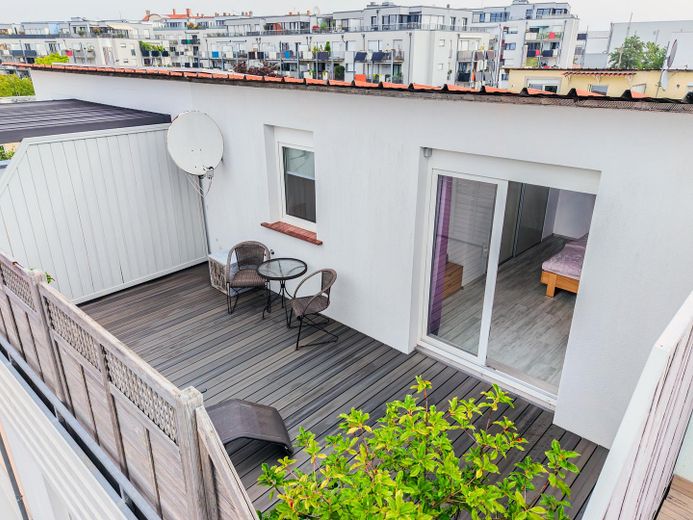 Südstadtpark'ta Ev – bahçeli ve çatı teraslı modern sıra ev – Dachterrasse