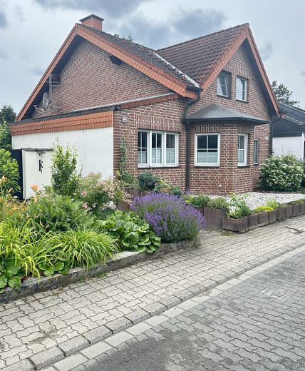 VOM PRIVAT : Gepflegtes Einfamilienhaus mit Kamin, Sauna & Wintergarten in Meerbusch-Osterath – Foto 1
