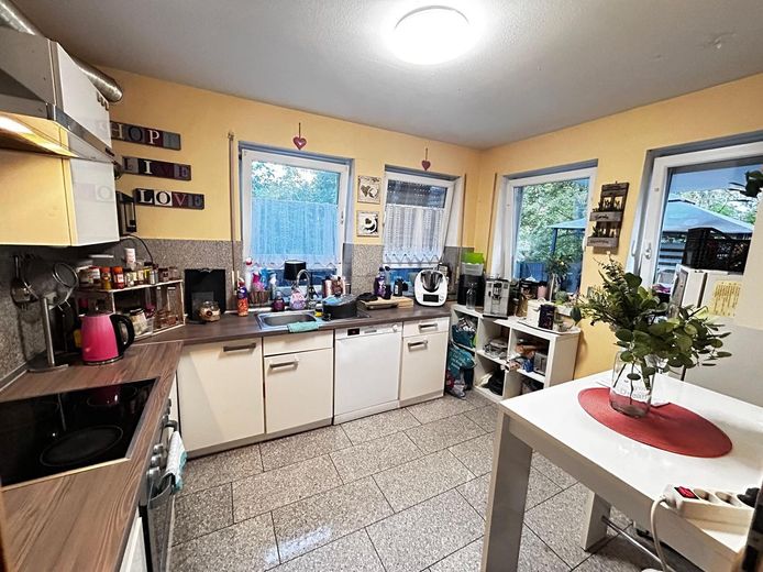 3 Zimmer Exklusiv Wohnung auf Erdgeschoß in ruhige Lage – Küche-a