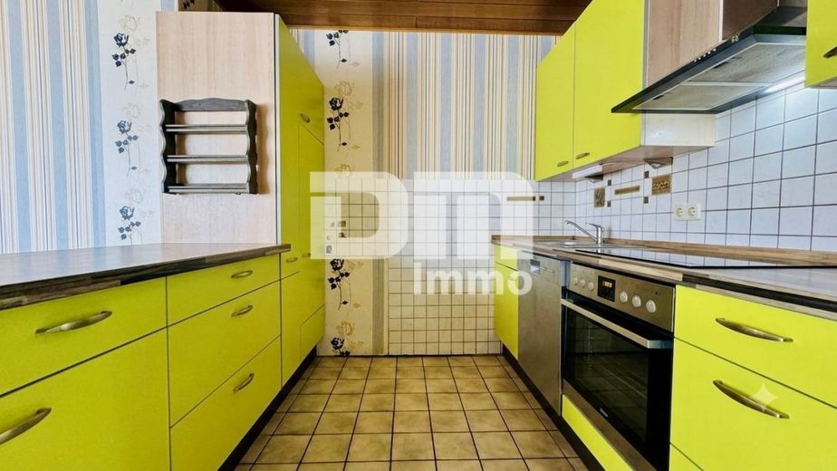 Charmantes Einfamilienhaus/Resthof mit viel Platz, modernisierter Technik und idyllischem Garten – Wohnhaus EG Wohnküche mit Einbauküche