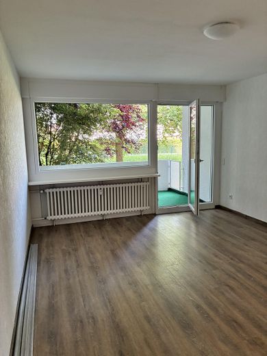 Großzügige 4,5-Zimmer-Wohnung mit Balkon und Blick ins Grüne – Wohnzimmer mit Balkon