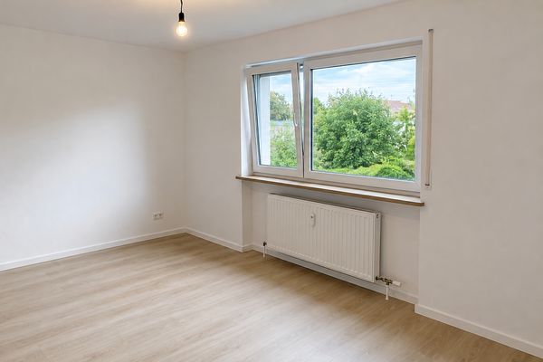 Primera ocupación tras la renovación: luminoso apartamento de 2 habitaciones con balcón y vistas al campo en Olching