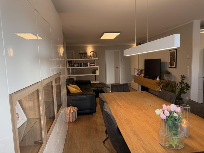 Apartamento de 3 habitaciones como nuevo (año de construcción 2021) con balcón de 15 m², aire acondicionado y plaza de garaje subterráneo – Offener Essbereich