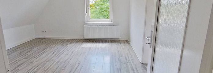 Gemütliche 4-Zimmer-Dachgeschosswohnung mit Wannenbad in ruhiger Naturlage – Ansicht I: Wohn- und Esszimmer