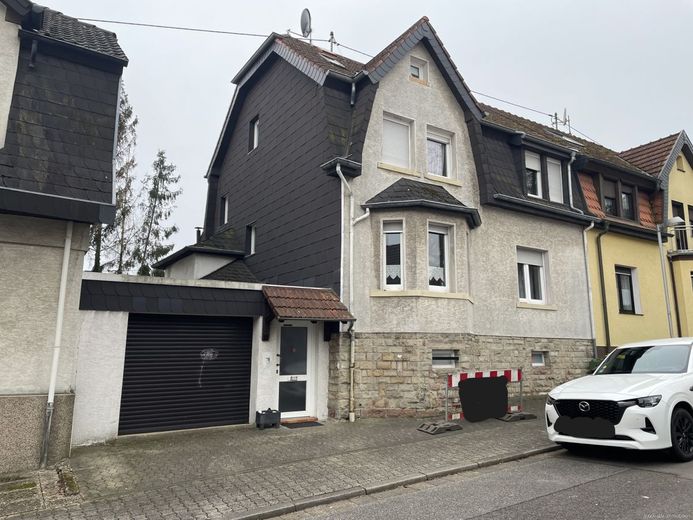Modernisiertes Einfamilienhaus in idyllischer und ruhiger Lage von Dudweiler – Hausfront