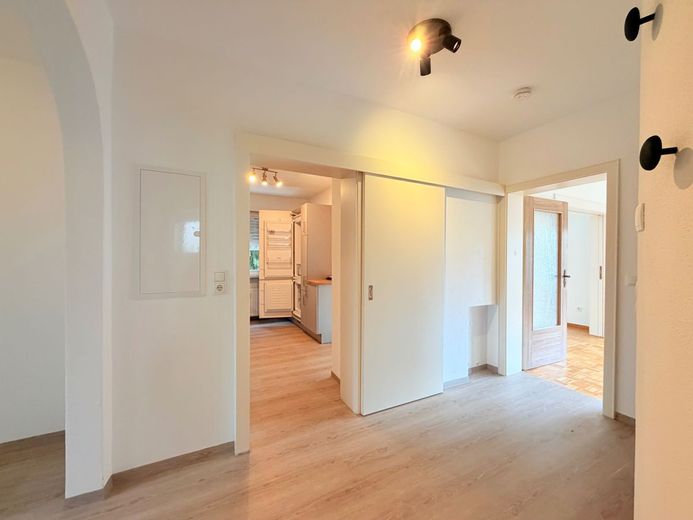 Renovierte EG 4-Zimmer WHG mit Balkon, Einbauküche und Garage – Flur