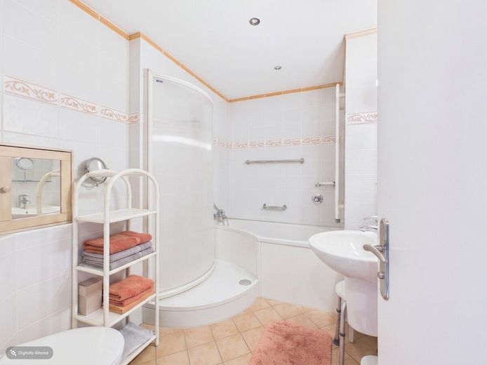 Freier Blick ins Grüne - gepflegte 2-Zimmer-Wohnung nahe Schlosspark Husum – Badezimmer