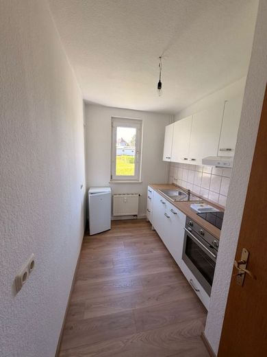 frisch renoviert - modernisierte/helle Etagenwohnung - 2,0 Zi. Küche mit EBK/Wannenbad (TLB) - ca. 45m² – 260531_MW_1.OG_links_WLS60_Crimmitschau_Bilder_CKI_031_Kueche