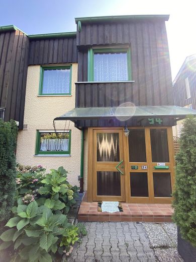 Charmantes Reiheneckhaus mit Garten, Balkon & Dachterrasse in sonniger Lage – Hausansicht Haustür