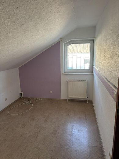 freistehendes Einfamilienhaus mit großen Grundstück und Ausbaupotential – Zimmer 1 