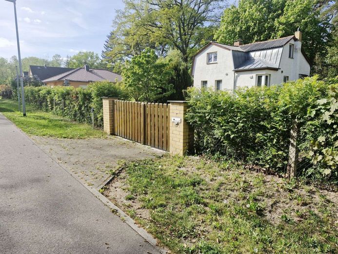 Terrain à bâtir avec bâti existant - option de construction neuve individuelle dans un environnement verdoyant – Toreinfahrt von der Straße