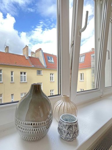 Eerste bewoning na een grondige renovatie – Lichte woning in een oud gebouw in de Samariterkiez | Zonder makelaarskosten – Ausblick Wohnbereich