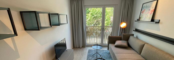 Modernes Apartment im Neubau im Gallusviertel, Monatsweise – Schlaf- und Wohnbereich