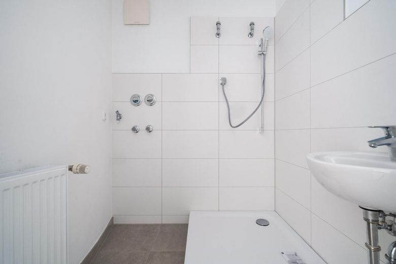 Bezugsfertige 2 Raumwohnung mit optimalem Grundriss am Wall in Greifswalder Innenstadt – Modernes Badezimmer