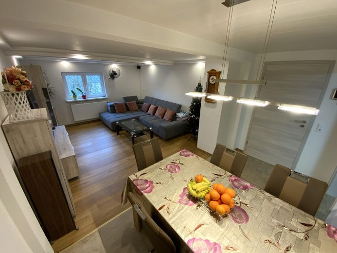 Einziehen, loskochen & wohlfühlen: Modernisiertes XL-Haus mit Traumküche, Komfort-Garage & Garten – Wohn-/ Esszimmer 02