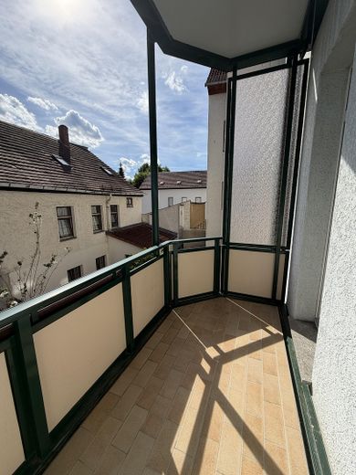 Sonnenglück - sonnige 2-Raum-Wohnung mit neuer Küche und Balkon – Ruhige Balkon