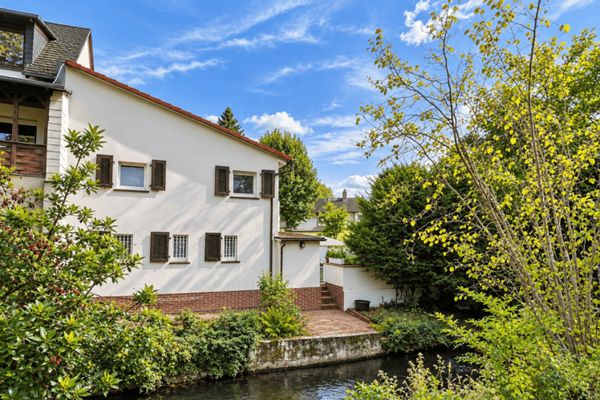 Fascino da cottage sull’isola della Nidda – abitare in modo straordinario nel cuore di Francoforte