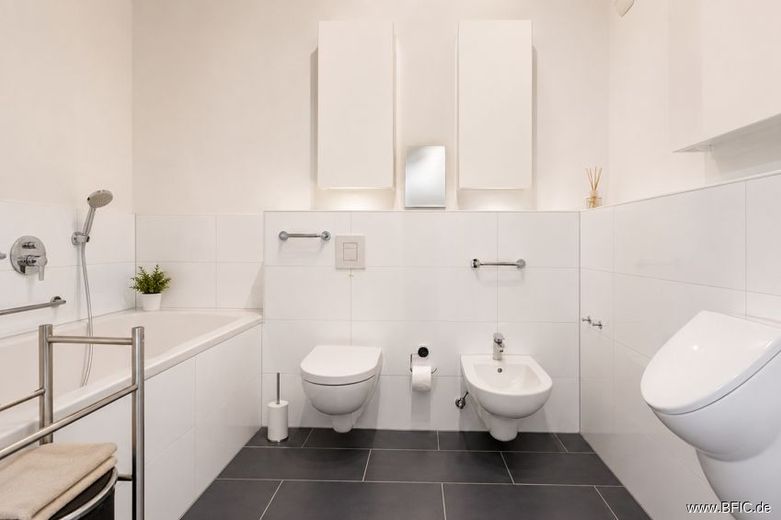 elegante 2-Zi.-Wohnung mit großem Balkon - möbliert vermietet nähe Spittelmarkt – Bad