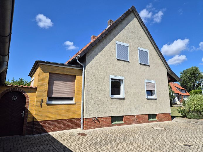 Dorfidyll im Grünen, stadtnah und doch auf dem Land – Hausansicht Osten