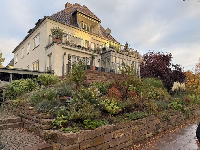 Hochwertig renovierte Erdgeschosswohnung am Mulang – 157 m², Wintergarten, Terrasse & 2 Bäder – Hinteransicht Haus