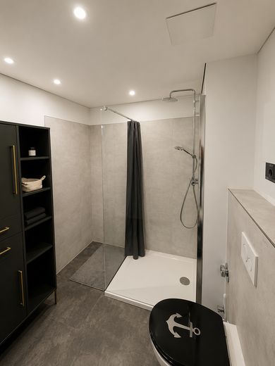 Penthouse-Wohnung mit Blick auf den Markt – Bad