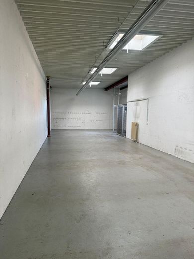 Car dealership with motor vehicle workshop & tire service TÜV in Berlin-Köpenick available for flexible rental – Lagerhalle