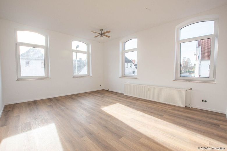 ERSTBEZUG - Helle, sanierte 2,5-Zimmer-Altbauwohnung in zentraler Wohnlage in Afferde / Hameln! – Großzügiges Wohnzimmer