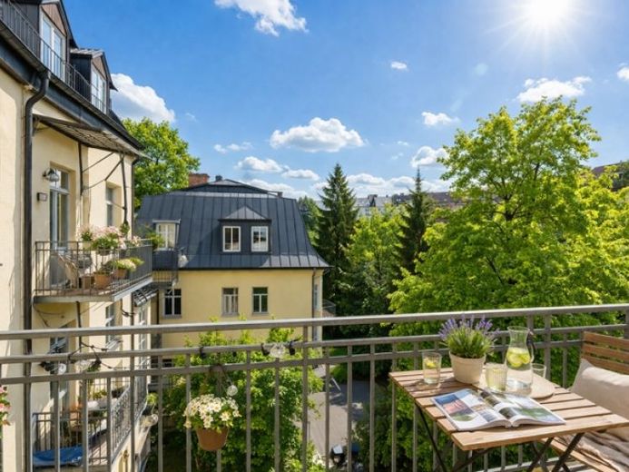 Bezugsfreie gepflegte Altbauwohnung mit Balkon im Münchner Westend – Foto 1