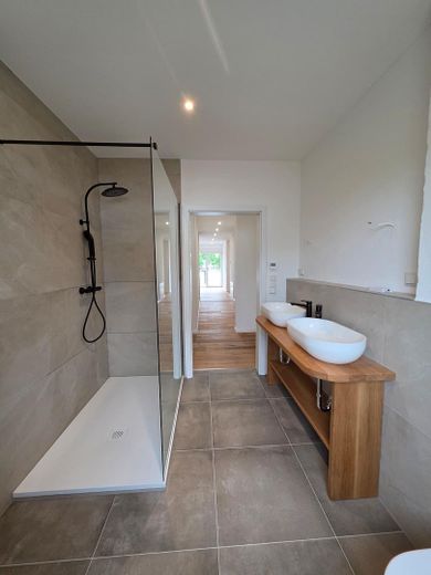 Hochwertiges Massivbau Einfamilienhaus / Zweiparteienhaus – Badezimmer OG