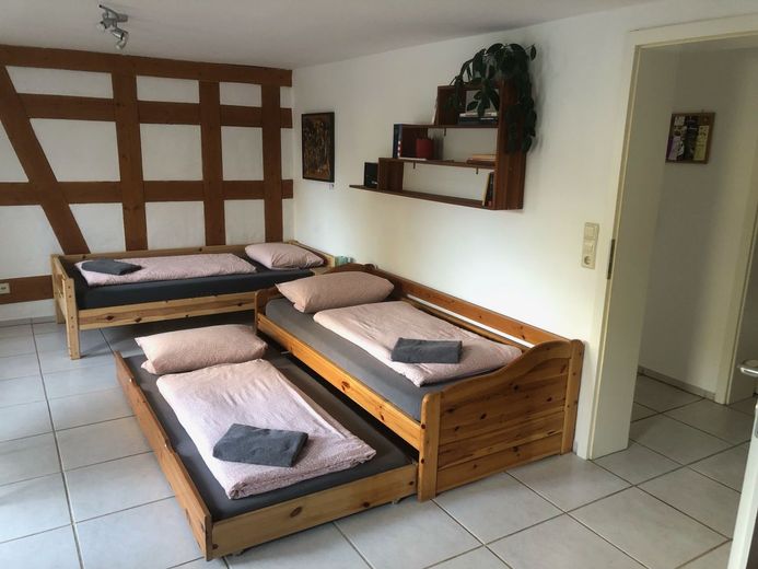 Möblierte Unterkunft Wohnung in Ilshofen Monteurunterkunft – Wohn-Schlafzimmer