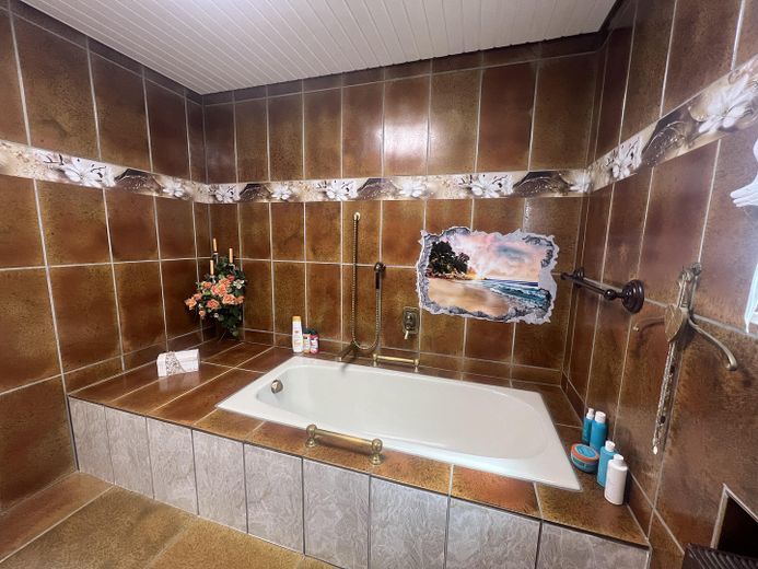 Badezimmer mit Badewanne im EG
