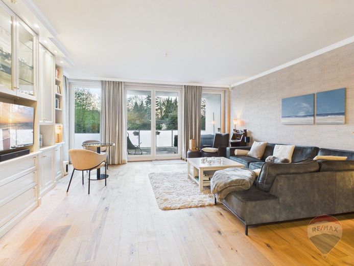 Exklusive 3-Zimmer-Wohnung mit Balkon &amp; Aufzug in gefragter Lage Hamburg – Wohnzimmer