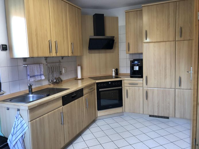 झील के किनारे शांत आवास: 17111 Sommersdorf में बगीचे वाला सुंदर पंक्ति-घर – Küche