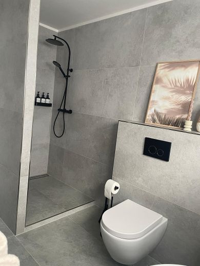 Modernisiertes Zweifamilienhaus mit 263 m² Wohnfläche, attraktiver Vermietungsperspektive – Badezimmer - Haus