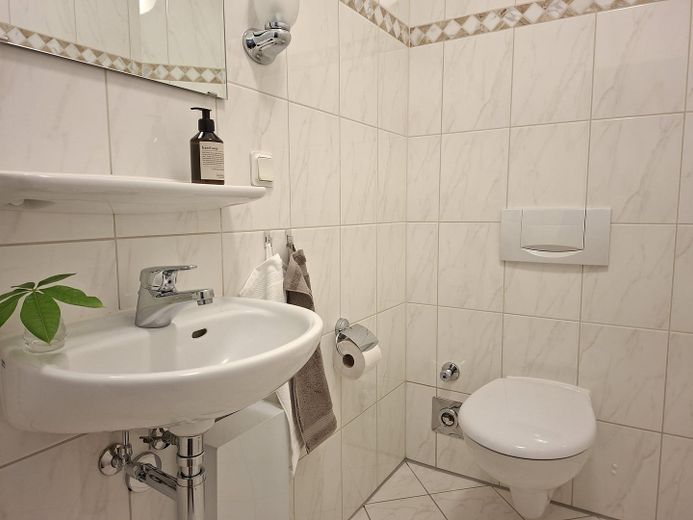 KURPARK-RESIDENZ Appartement en copropriété de 2 pièces, piscine/jacuzzi/sauna inclus dans les charges de copropriété, pompe à chaleur ! 1 place de parking en garage souterrain – Gäste-WC