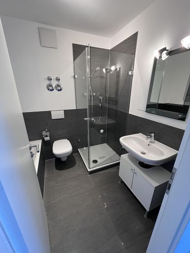 PROVISIONSFREI: Helle 4-Zimmer-Eigentumswohnung mit großer Terrasse in Herzogenaurach-Niederndorf – Ansicht Badezimmer1 - 2