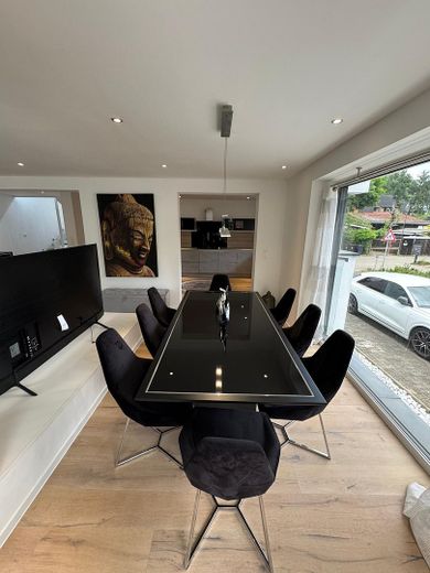 Modernes, großzügiges Einfamilienhaus mit Einliegerwohnung und Garage am Waldrand – Essbereich