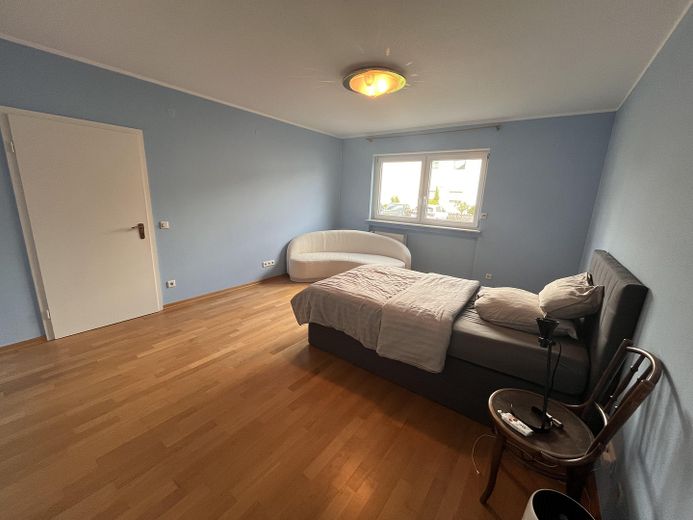 Große 3,5-Zimmer-Wohnung mit Gartennutzung in Messel – Schlafzimmer