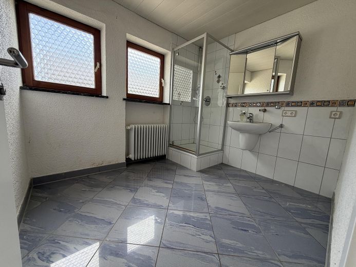 Exklusives Einfamilienhaus in traumhafter Flusslage - Wohnen, wo andere ihre Freizeit verbringen – Badezimmer EG